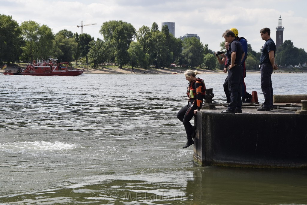 Uebung BF Taucher und Presse Koeln Zoobruecke Rhein P253.JPG - Miklos Laubert